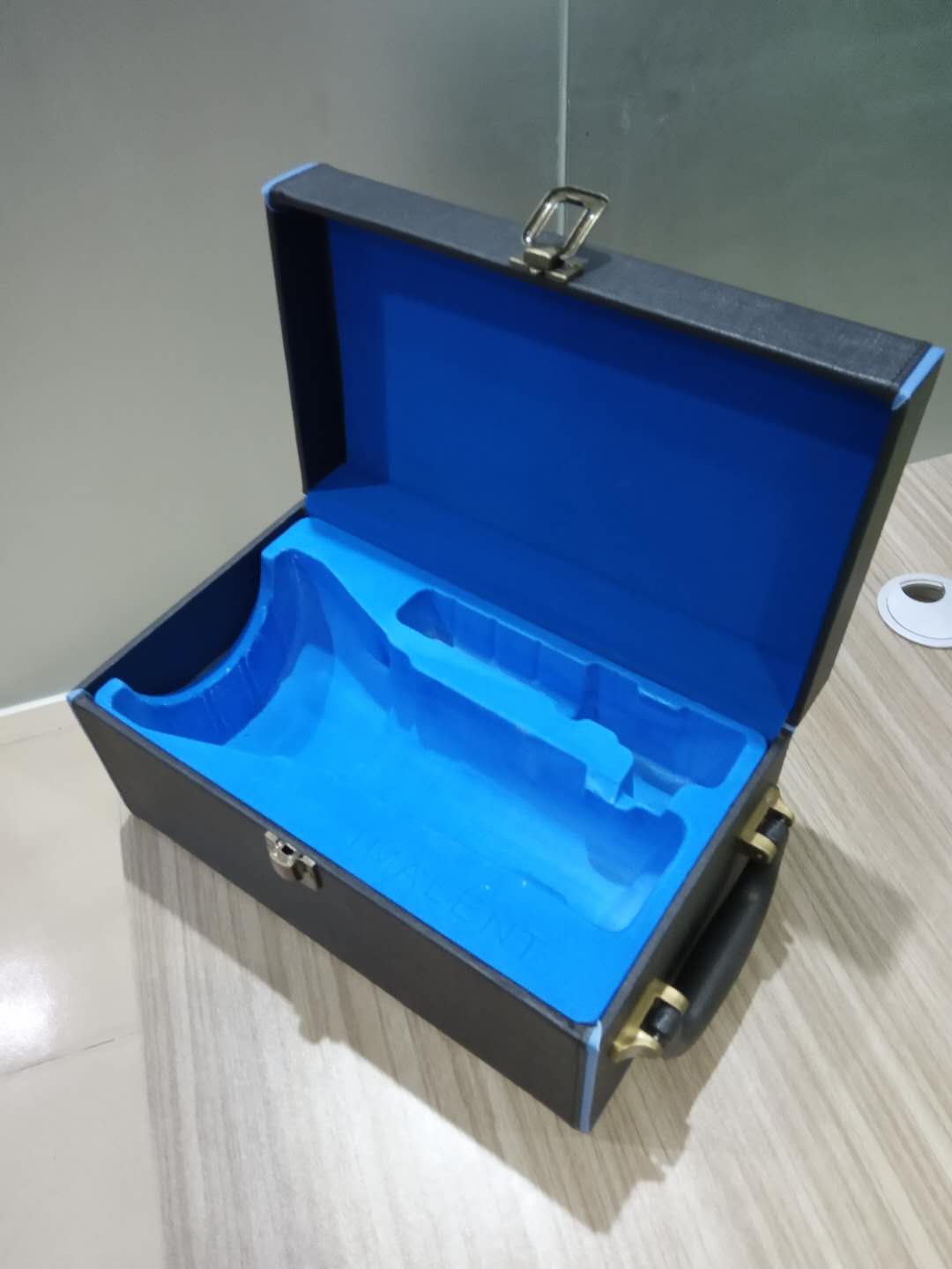 R90TSbox03.jpg